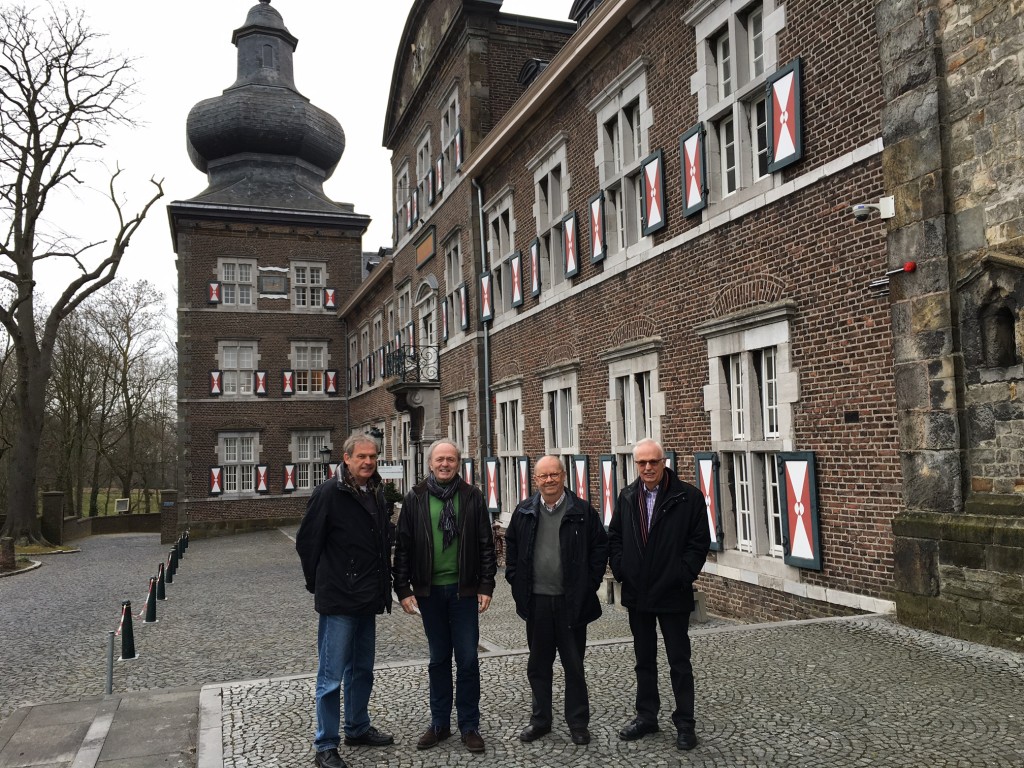 vlnr: Kees Schutgens, Lei Pennings, Hans Voncken en Harrie van Gastel. Jan Somers ontbreekt op deze foto (zie Reüniecomité)